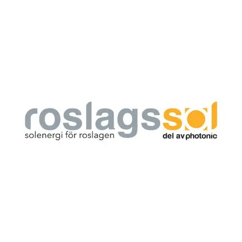 Logotyp med texten "roslagssol" i grått och orange. Nedan står det i mindre grå text "solenergi för roslagen" och "del av photonic".